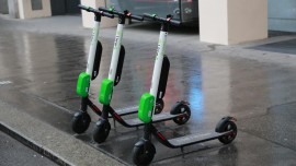 Drei E-Scooter, auch E-Roller genannt, warten auf Kundschaft (picture alliance / Karl Schöndorfer / picturedesk.com)