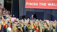 US-Präsident Donald Trump spricht im El Paso County Coliseum in Texas. Auf der Kundgebung vor Tausenden Anhängern fordert edr wieder den Bau einer Mauer an der Grenzhe zu Mexiko.&nbsp; (dpa / UPI Photo / Natalie Krebs)