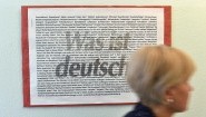 "Was ist deutsch" steht am 15.09.2014 in Berlin im AWO Begegnungszentrum in der Adalbertstraße auf einem Plakat.&nbsp; (picture-alliance/ dpa/ Jens Kalaene)