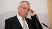 Das Bild zeigt Ruprecht Polenz, Präsident Deutsche Gesellschaft für Osteuropakunde. Er fasst sich vor grauem Hintergrund mit der linken Hand an seine Brille.&nbsp; (dpa / picture alliance / Jörg Carstensen)