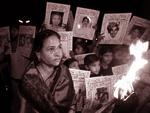 �berlebende der Gas-Katastrophe demonstrieren am 2.12.2004 in Bhopal, Indien (Foto: AP)