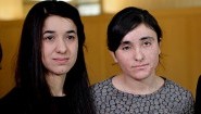 Die UN-Sonderbotschafterin für die Würde der Opfer von Menschenhandel, Nadia Murad (l), und Lamiya Aji Bashar, die zusammen mit Murad mit dem Sacharow-Preis ausgezeichnet 2016 wurde, stehen am 01.12.2016 in Stuttgart (Baden-Württemberg) im Landtag.&nbsp; (picture-alliance/ dpa/ ranziska Kraufmann)