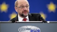 EU-Parlamentspräsident Martin Schulz während einer Debatte in Straßburg am 5.10.2016. Im Hintergrund eine blaue Wand mit&nbsp;gelben Sternen. (AFP/FREDERICK FLORIN)